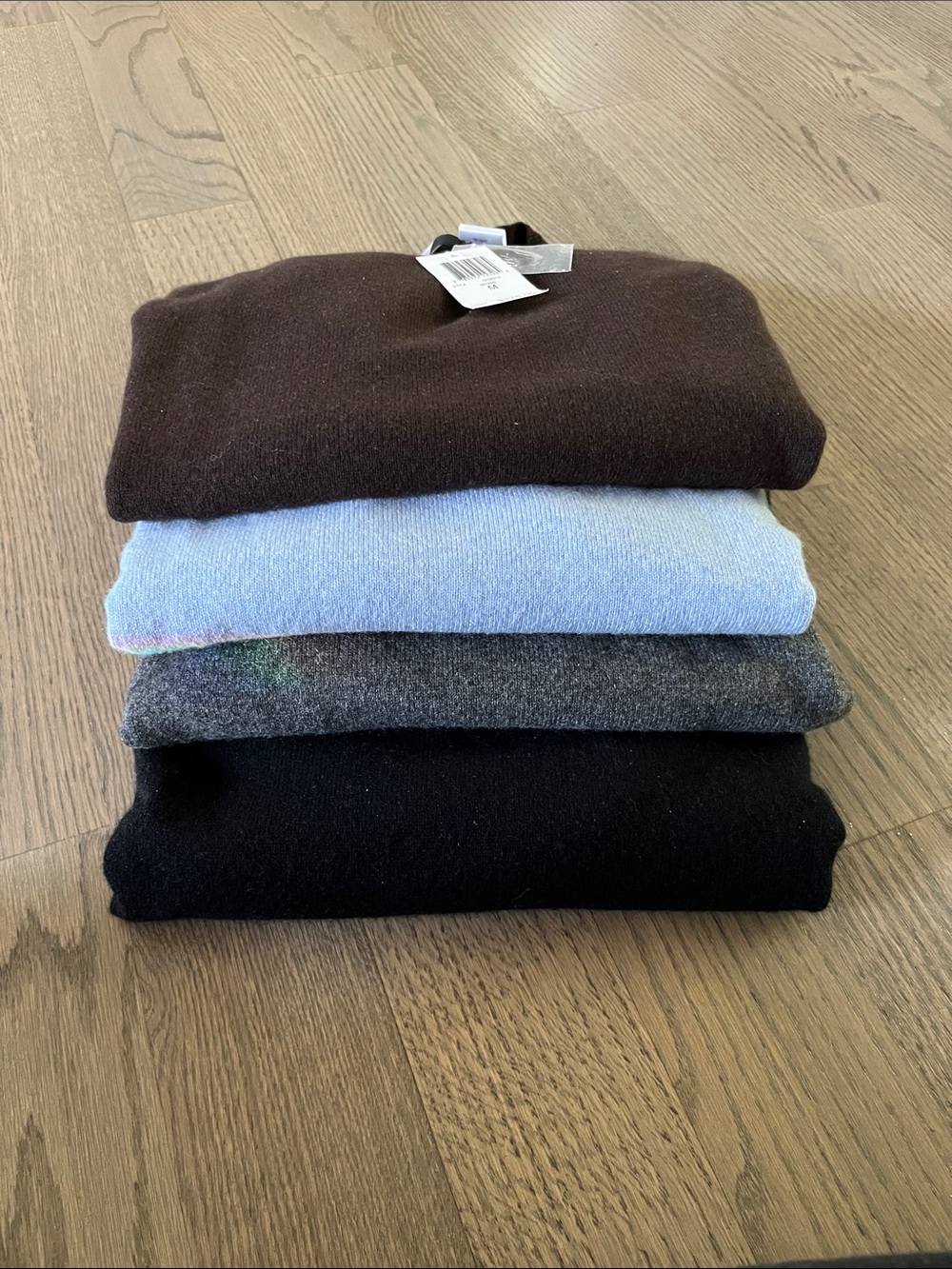 NWT/NWOT Women’s Saks Fifth Avenue Cashmere Sweaters - Classic Crew Neck (4)
